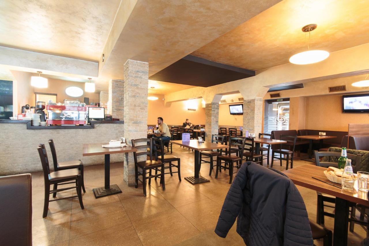 Casa De Piatra Bistro Pensiune *